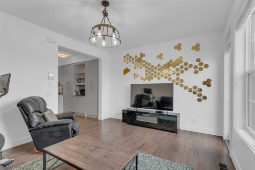 424 Quarry Way Se, Calgary, AB - Indoor Photo Showing Living Room