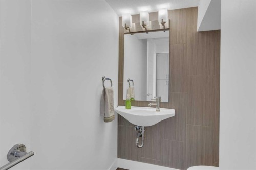424 Quarry Way Se, Calgary, AB - Indoor Photo Showing Bathroom