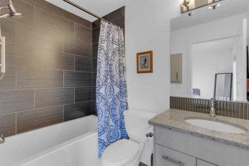 424 Quarry Way Se, Calgary, AB - Indoor Photo Showing Bathroom