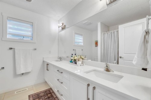 485 Legacy Boulevard Se, Calgary, AB - Indoor Photo Showing Bathroom