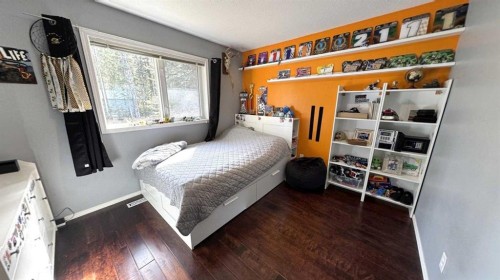 24-32375 Range Road 62, Rural Mountain View County, AB - Indoor Photo Showing Bedroom