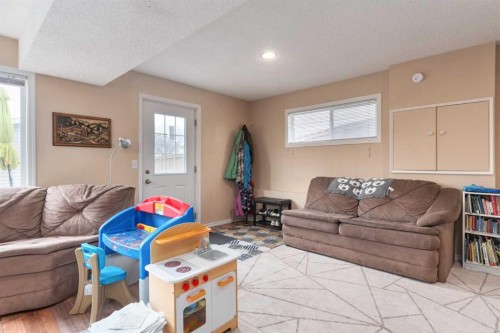 135 Covewood Close Ne, Calgary, AB - Indoor Photo Showing Living Room