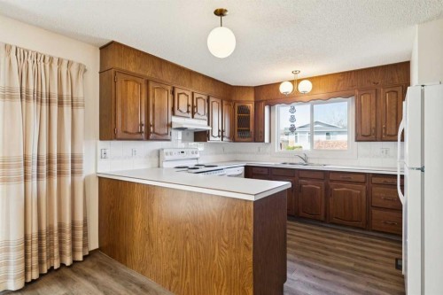 2627 126 Avenue Sw, Calgary, AB - Indoor Photo Showing Kitchen