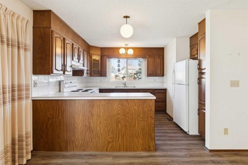 2627 126 Avenue Sw, Calgary, AB - Indoor Photo Showing Kitchen