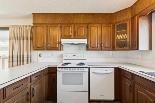 2627 126 Avenue Sw, Calgary, AB - Indoor Photo Showing Kitchen
