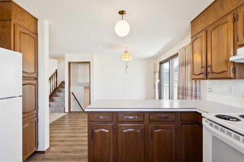 2627 126 Avenue Sw, Calgary, AB - Indoor Photo Showing Kitchen