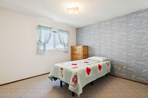 2627 126 Avenue Sw, Calgary, AB - Indoor Photo Showing Bedroom