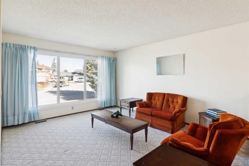 2627 126 Avenue Sw, Calgary, AB - Indoor Photo Showing Living Room