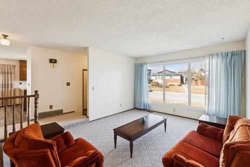 2627 126 Avenue Sw, Calgary, AB - Indoor Photo Showing Living Room