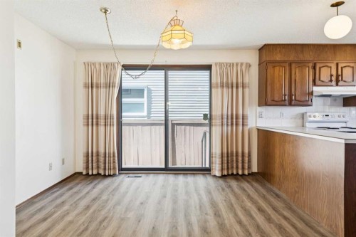 2627 126 Avenue Sw, Calgary, AB - Indoor Photo Showing Kitchen