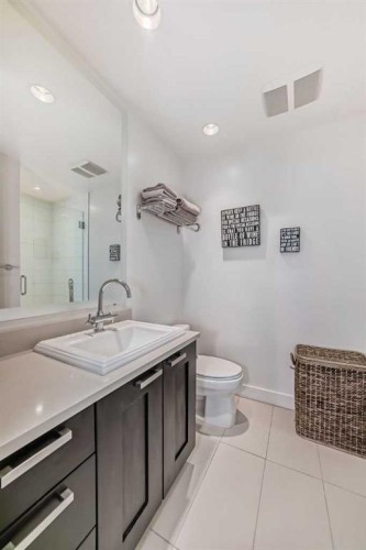 1723-222 Riverfront Avenue Sw, Calgary, AB - Indoor Photo Showing Bathroom