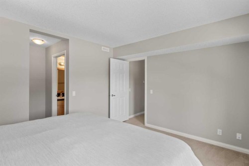 113-80 Dyrgas Gate, Canmore, AB - Indoor Photo Showing Bedroom