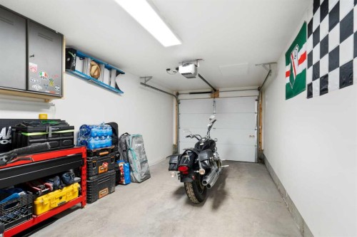 8 Evanscrest Gardens Nw, Calgary, AB - Indoor Photo Showing Garage