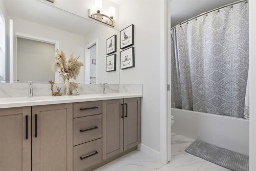 3 Sundown Crescent, Cochrane, AB - Indoor Photo Showing Bathroom