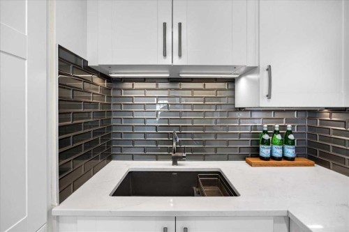 4641 20 Street Sw, Calgary, AB - Indoor Photo Showing Kitchen