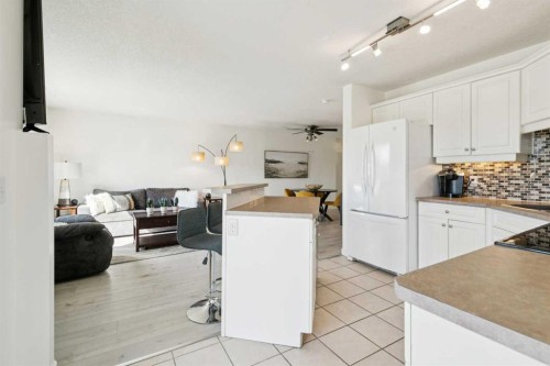 102-6102 Valleyview Park Se, Calgary, AB - Indoor Photo Showing Kitchen