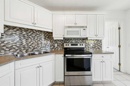 102-6102 Valleyview Park Se, Calgary, AB - Indoor Photo Showing Kitchen With Double Sink With Upgraded Kitchen
