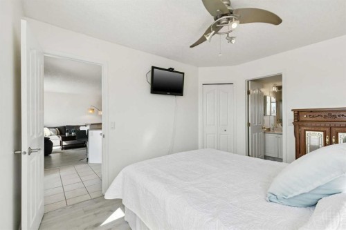 102-6102 Valleyview Park Se, Calgary, AB - Indoor Photo Showing Bedroom