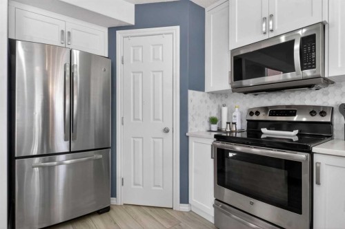 216 Royal Crest View Nw, Calgary, AB - Indoor Photo Showing Kitchen