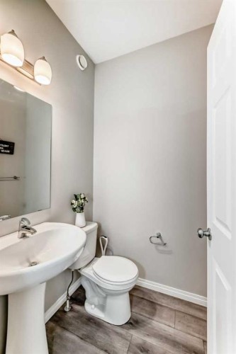 35 Lucas Terrace Nw, Calgary, AB - Indoor Photo Showing Bathroom