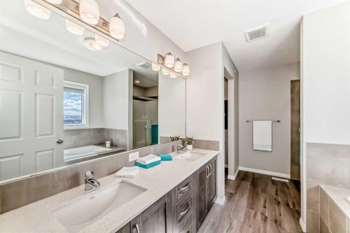 35 Lucas Terrace Nw, Calgary, AB - Indoor Photo Showing Bathroom