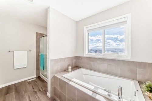 35 Lucas Terrace Nw, Calgary, AB - Indoor Photo Showing Bathroom