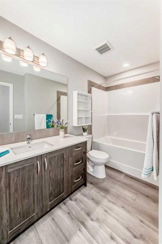 35 Lucas Terrace Nw, Calgary, AB - Indoor Photo Showing Bathroom