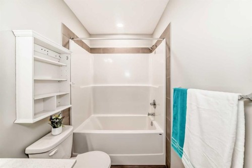 35 Lucas Terrace Nw, Calgary, AB - Indoor Photo Showing Bathroom