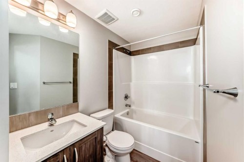 35 Lucas Terrace Nw, Calgary, AB - Indoor Photo Showing Bathroom