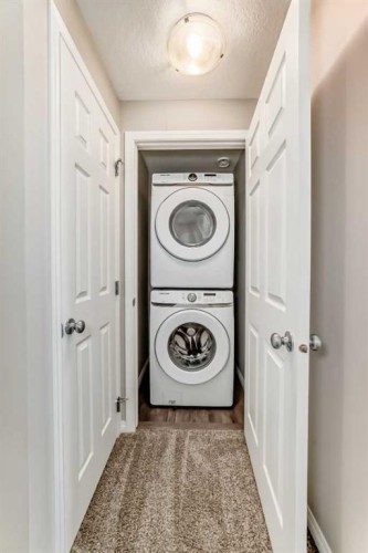35 Lucas Terrace Nw, Calgary, AB - Indoor Photo Showing Laundry Room
