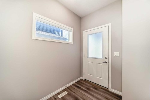 35 Lucas Terrace Nw, Calgary, AB - Indoor Photo Showing Other Room