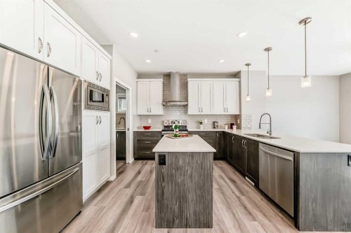 35 Lucas Terrace Nw, Calgary, AB - Indoor Photo Showing Kitchen With Upgraded Kitchen