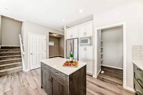 35 Lucas Terrace Nw, Calgary, AB - Indoor Photo Showing Kitchen