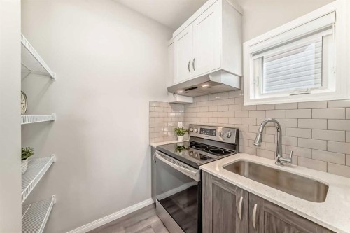 35 Lucas Terrace Nw, Calgary, AB - Indoor Photo Showing Kitchen