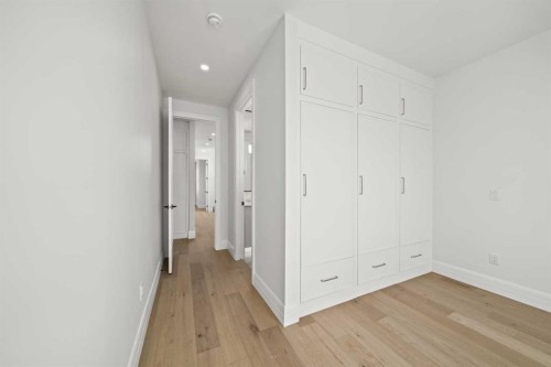 2407 4 Avenue Nw, Calgary, AB - Indoor Photo Showing Bathroom