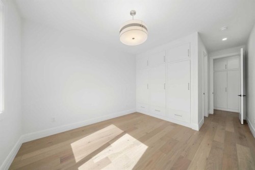 2407 4 Avenue Nw, Calgary, AB - Indoor Photo Showing Bathroom