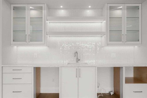 2407 4 Avenue Nw, Calgary, AB - Indoor Photo Showing Kitchen