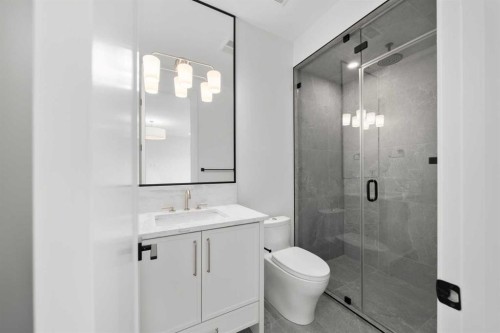 2407 4 Avenue Nw, Calgary, AB - Indoor Photo Showing Bathroom