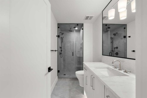 2407 4 Avenue Nw, Calgary, AB - Indoor Photo Showing Bathroom