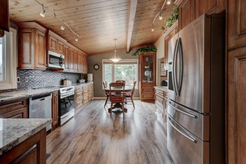 1032 Cantabrian Drive Sw, Calgary, AB - Indoor Photo Showing Kitchen