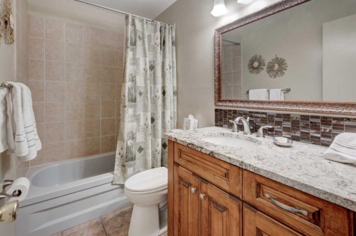 1032 Cantabrian Drive Sw, Calgary, AB - Indoor Photo Showing Bathroom