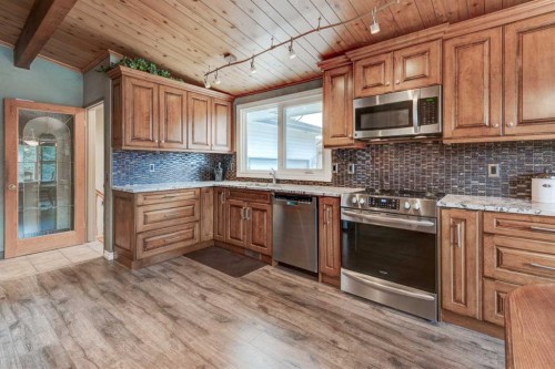 1032 Cantabrian Drive Sw, Calgary, AB - Indoor Photo Showing Kitchen