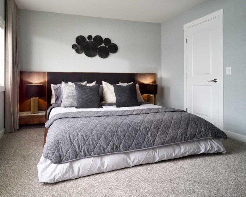 124 Royston Gardens Nw, Calgary, AB - Indoor Photo Showing Bedroom