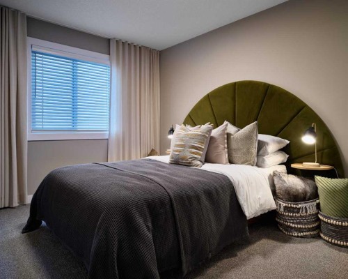 124 Royston Gardens Nw, Calgary, AB - Indoor Photo Showing Bedroom