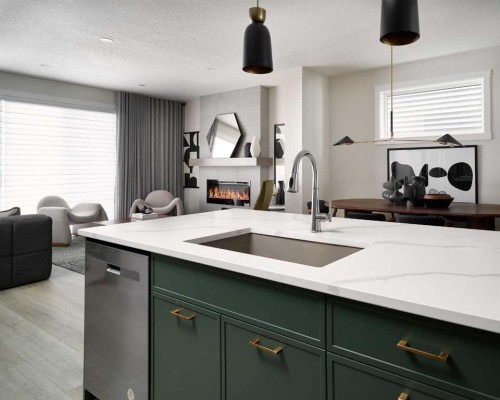 124 Royston Gardens Nw, Calgary, AB - Indoor Photo Showing Kitchen