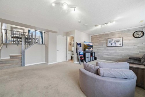 15 Cranberry Square Se, Calgary, AB 