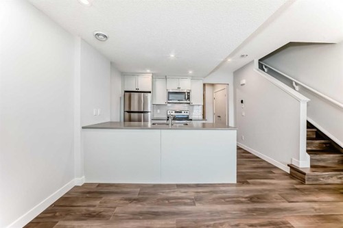 172 Rowmont Boulevard Nw, Calgary, AB - Indoor Photo Showing Kitchen