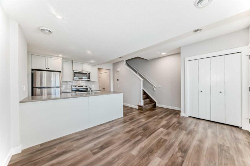 172 Rowmont Boulevard Nw, Calgary, AB - Indoor Photo Showing Kitchen