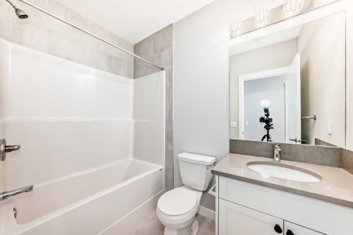172 Rowmont Boulevard Nw, Calgary, AB - Indoor Photo Showing Bathroom