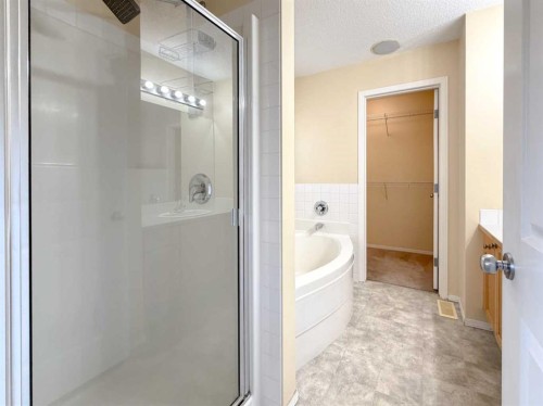 21 Panamount Hill Nw, Calgary, AB - Indoor Photo Showing Bathroom